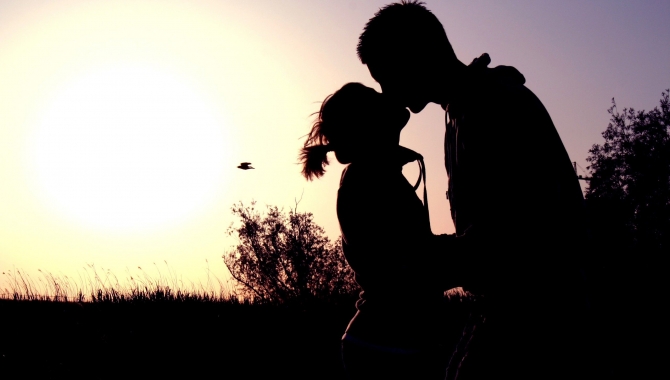 Giải mã giấc mơ thấy nụ hôn